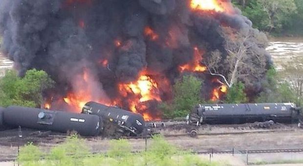 Treno cisterna deraglia e esplode: terrore in Virginia