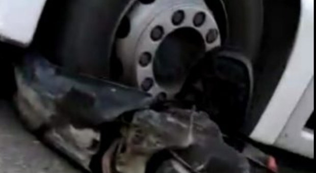 Napoli: sullo scooter senza patente, 53enne investito da un Tir a Gianturco. È grave