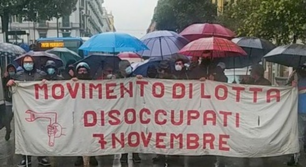 Napoli, protesta dei disoccupati contro delibera comune: «Tamponi e mascherine gratuiti per i senza reddito»