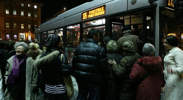 Roma, scatta il sistema antincendio su un bus, paura in via dei Fori Imperiali: fatti scendere 100 passeggeri