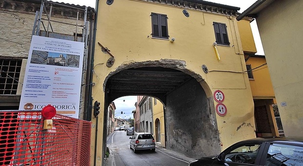 Pesaro, arco martoriato: pirata piomba sugli scooter in sosta e poi se ne va