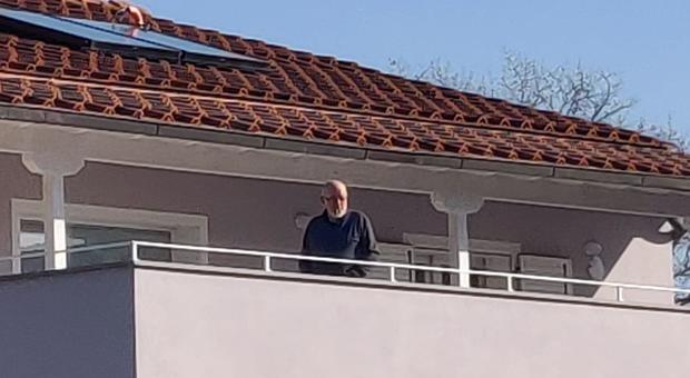 Tiziano Renzi sul balcone di casa