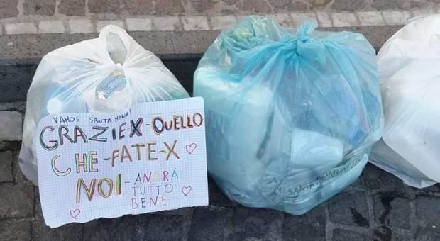 Coronavirus a Napoli, l'omaggio ai netturbini: «Grazie per quello che fate»