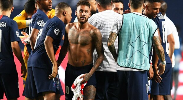Psg, Neymar a rischio squalifica: ha scambiato la maglia a fine gara con Halstenberg