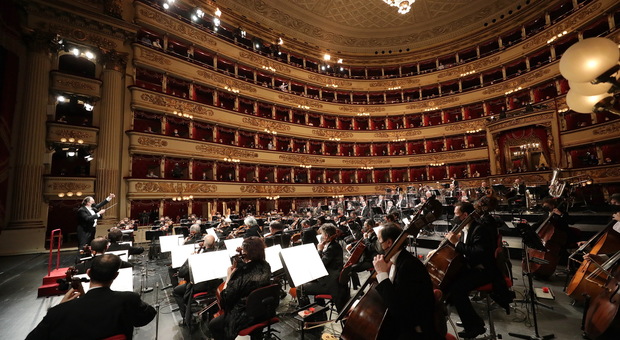La Scala, il maestro Riccardo Chailly ha riaperto tra gli applausi le porte del teatro. La sua bacchetta ha diretto coro e orchestra