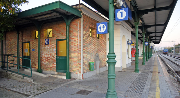 Sacile la stazione ferroviaria senza bagni e sala d'attesa