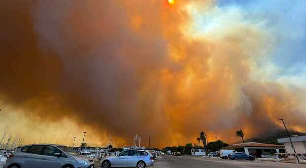 Incendio a La Caletta, turisti e residenti in fuga: «Fumo in spiaggia, non si riusciva a respirare»