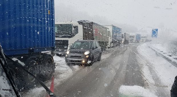 Gelo e neve: traffico in tilt e autostrada chiusa ai camion