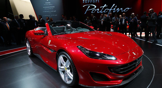 La Ferrari Portofino fa spettacolo: in 500 per la presentazione nella Nuvola dell'Eur