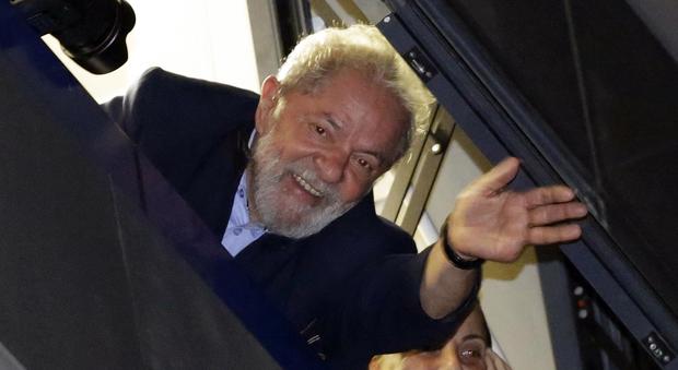 Brasile, Lula non si presenta in carcere, gli avvocati negoziano