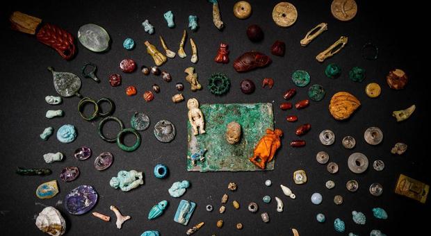 Pompei, trovato il tesoro della fattucchiera: ambre, pietre preziose e amuleti di ogni tipo
