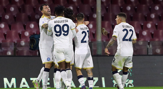 Il Napoli vince soffrendo il derby con la Salernitana. Zielinski-gol porta gli azzurri in testa alla classifica da soli