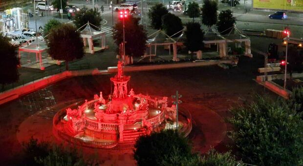 La fontana del Tritone illuminata di rosso per la giornata mondiale contro l'Aids