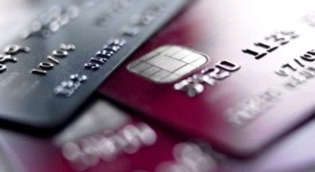Carta di credito clonata, 10mila euro di acquisti sul web: 19enne nei guai