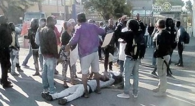Tiburtina, scontri dopo gli sgomberi a San Basilio: ferito un poliziotto
