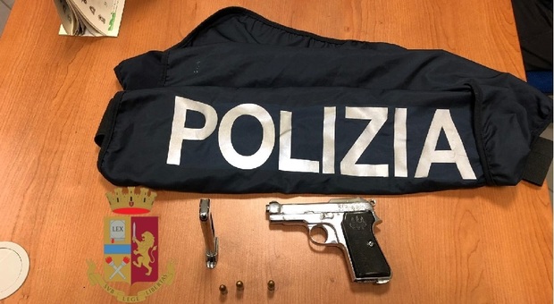 Una pistola e tre cartucce in casa, arrestato 26enne nel Napoletano