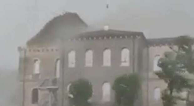Maltempo, il video impressionante di una tromba d'aria che scoperchia il tetto di un palazzo