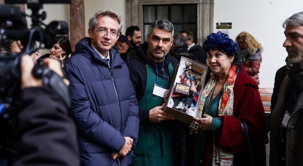Il sindaco Gaetano Manfredi con Marisa Laurito all'inaugurazione della Fiera Natalizia a San Gregorio Armeno