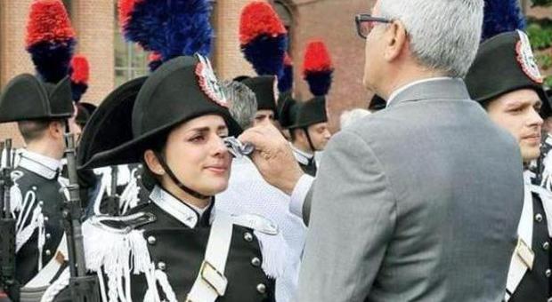 Piange al giuramento, la carabiniera commuove l'Italia. Il papà le asciuga le lacrime. Renzi: "Sei un simbolo"