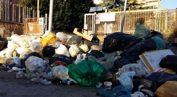 Emergenza rifiuti a Napoli, c'è una montagna di spazzatura davanti alla scuola Pertini