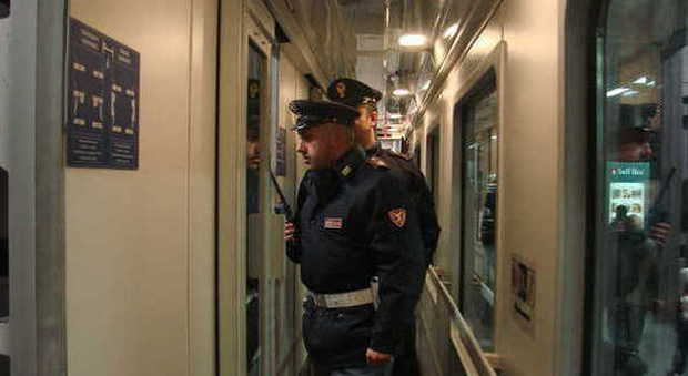 Gli agenti della polizia ferroviaria