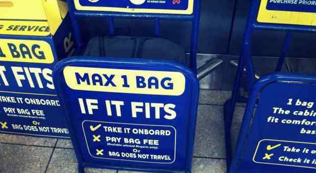 Ryanair, portare i bagagli ora costa meno: arrivano i tagli