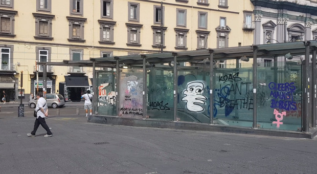 Napoli, la stazione dell'arte di piazza Dante nel degrado tra graffiti, manifesti e vetri rotti