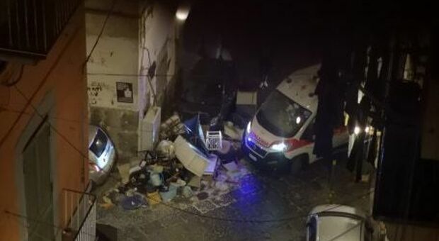 Napoli, ai Quartieri Spagnoli ambulanza prigioniera nei vicoli a causa dei rifiuti abbandonati
