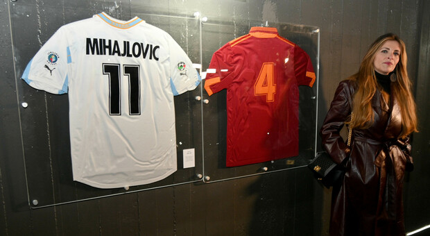 Sinisa Mihajlovic, allo stadio Olimpico l'omaggio di Roma e Lazio. La moglie commossa: «Sono giorni difficili»