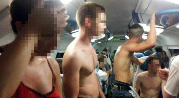 Venezia. Stipati in treno senza aria condizionata: ​troppo caldo, scatta lo strip tease | Foto