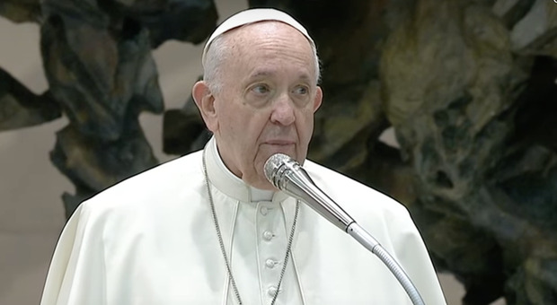 Papa Francesco: «Condannare omosessuali è un peccato». E su Ratzinger: «Strumentalizzazioni senza etica»
