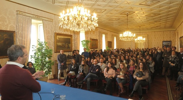 Napoli, de Magistris incontra i 181 lavoratori neoassunti dal Comune