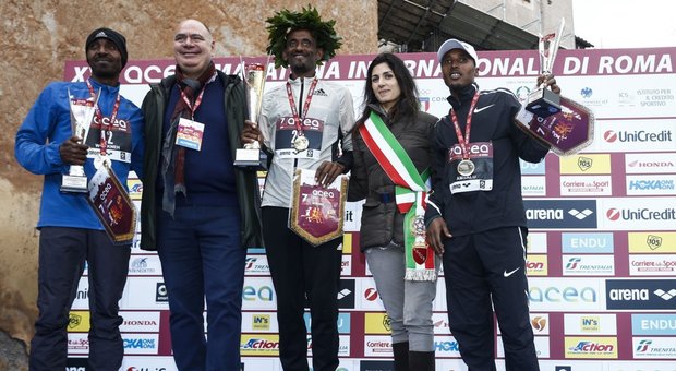 La sindaca Raggi premia i vincitori Alemu Megertum che ha firmato il record femminile della maratona di Roma, e Tebalu Zawude Heyi