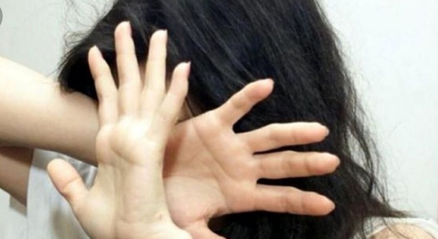 Napoli, 40enne in ospedale col volto tumefatto: «È stata picchiata dal marito»