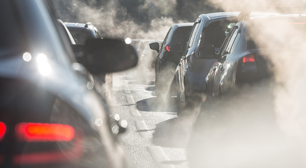 Decreto Clima, bonus di 2mila euro per rottamare le auto inquinanti. Sconti sui prodotti sfusi
