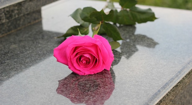 Due coniugi ancora in vita portano i fiori sulle proprie tombe: «Non abbiamo amici, nessuno lo farà quando moriremo»