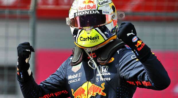 Max Verstappen esulta dopo la vittoria perentoria al GP dì Austria 2021