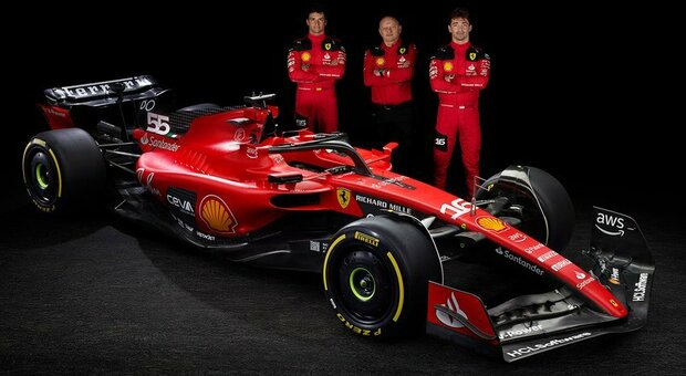 La nuova Ferrari SF-23 di Formula 1 con i tre moschettieri: da sinistra, Sainz, Vesseur e Leclerc