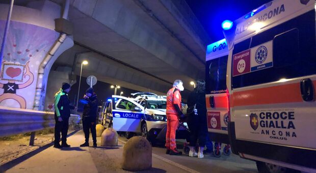 Ancona, perde il controllo della macchina e va contro il guardrail: apprensione per una 30enne