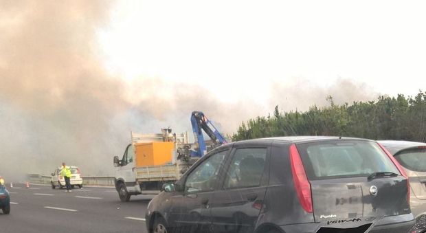 Napoli, fiamme in prossimità dello svincolo dell'autostrada: chiuso il casello di Napoli Est