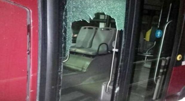 Roma, spari contro un bus: a bordo solo l'autista, illeso. Ipotesi arma ad aria compressa