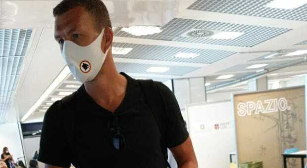 Coronavirus, test per Edin Dzeko in aeroporto a Fiumicino, poi la dedica speciale
