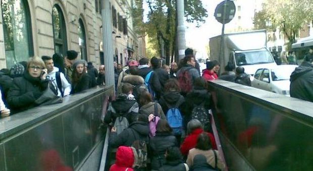 folla alla stazione Manzoni (foto Bogliolo)