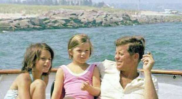 JFK, 50 anni e 40 mila libri: l’America si appresta a ricordare l’assassinio di John Fitzgerald Kennedy