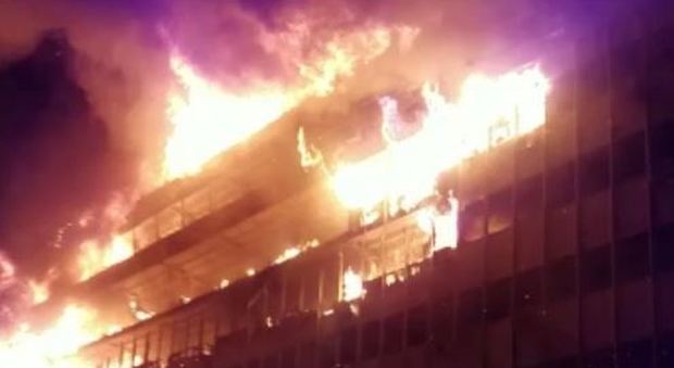 Camerun, gigantesco incendio nella notte devasta il parlamento Video