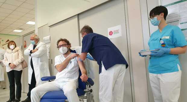 Lazio, picco di contagi tra i medici: «Accelerare sulla terza dose»