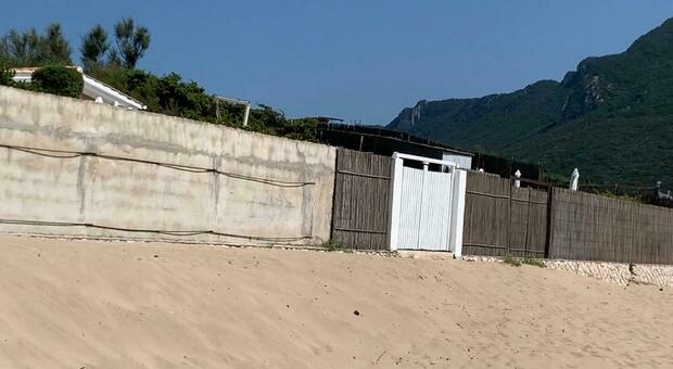 Un muro in cemento "spunta" tra le dune di Sabaudia, scoppia il caso