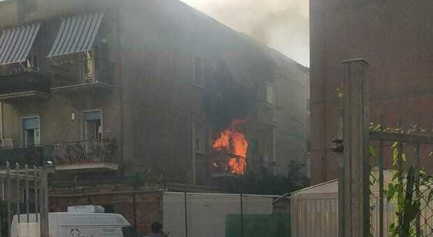 Incendio in un appartamento di Fondi, palazzina evacuata