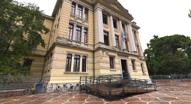 Cede la staccionata, studente del Liceo Canova di Treviso cade in acqua: stop alla ricreazione in cortine