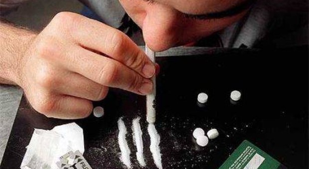 Droga, minorenni sniffano cocaina al parco